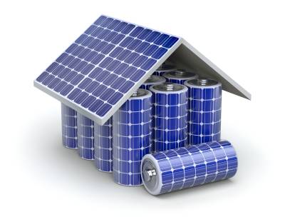 Maison faite de piles solaires et de panneaux solaires